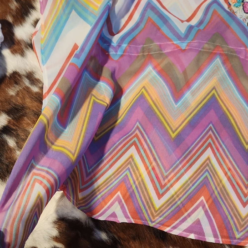 Colorful Chevron Patterned Top - Picture 4 of 9
